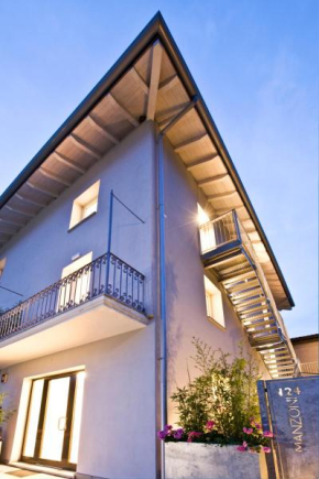 Hotels in Esine